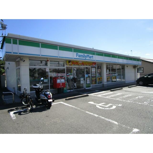 近くのファミリーマート本郷小学校前店まで844m（徒歩11分）