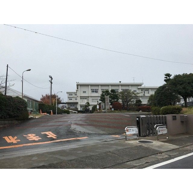 近くの神奈川県立伊勢原高校まで179m（徒歩3分）