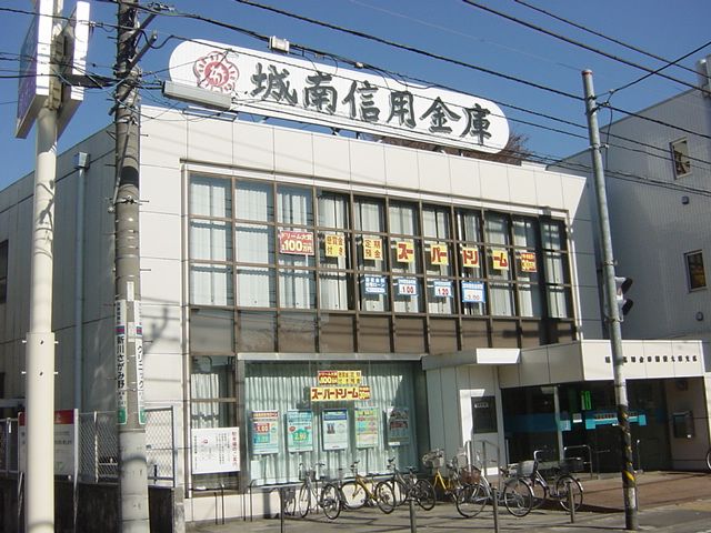近くの銀行まで400m（徒歩5分）