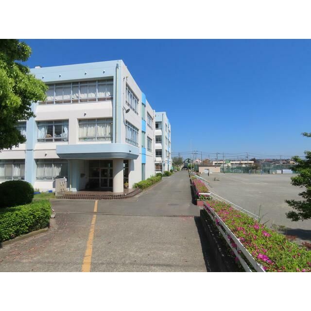 近くの藤沢市立駒寄小学校まで400m(徒歩5分)