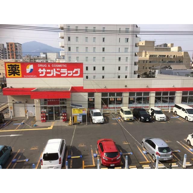 近くのサンドラッグ伊勢原店まで30m(徒歩1分)