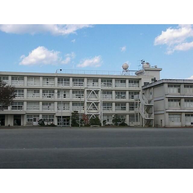 近くの南足柄市立岩原小学校まで656m（徒歩9分）