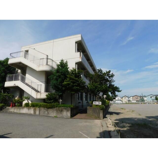 近くの南足柄市立岡本中学校まで982m（徒歩13分）