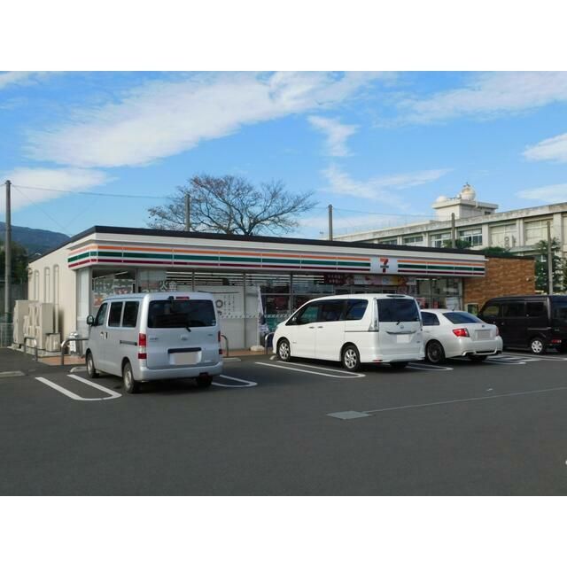 近くのセブンイレブン南足柄岩原店まで875m（徒歩11分）