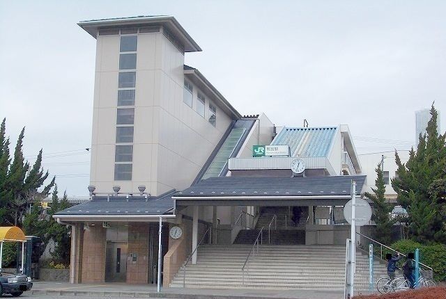 近くの東海道線・鴨宮駅まで320m（徒歩4分）