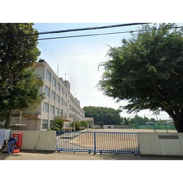 近くの大和市立上和田中学校まで1,425m（徒歩18分）