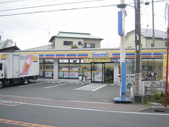 近くのコンビニまで400m（徒歩5分）