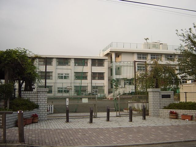 近くの伊勢原小学校まで160m（徒歩2分）