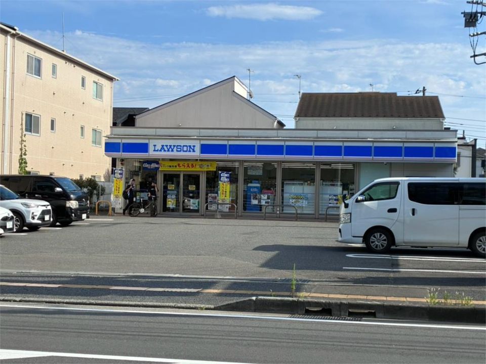 近くのローソン新厚木高校前店まで278m(徒歩4分)