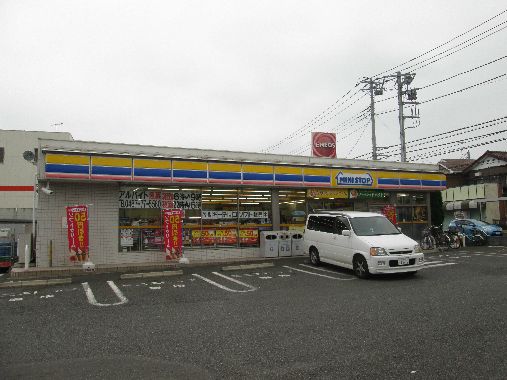 近くのミニストップ 綾瀬並塚店まで614m(徒歩8分)
