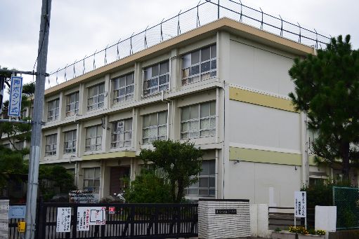 近くの平塚市立金田小学校まで1,124m（徒歩15分）