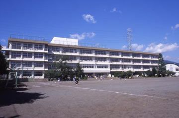 近くの秦野市立西小学校まで631m(徒歩8分)