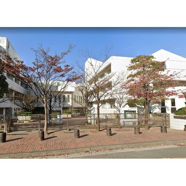 近くの横浜市立東品濃小学校まで274m(徒歩4分)