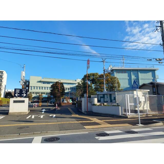 近くの横浜市栄区役所まで493m(徒歩7分)