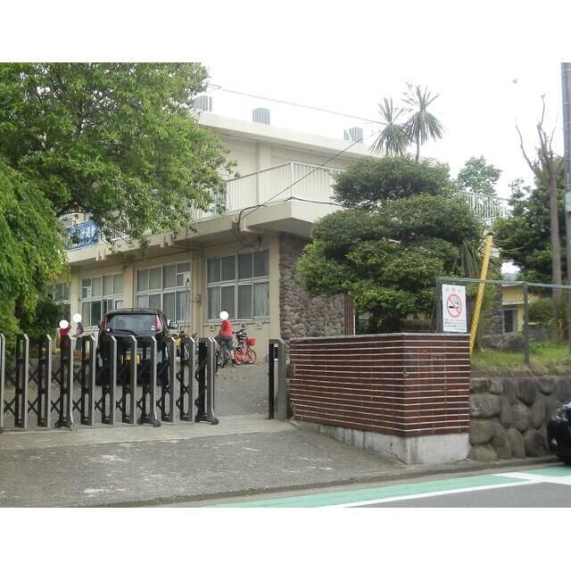 近くの小田原市立早川小学校まで551m（徒歩7分）