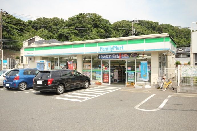 近くのファミリーマート 鍛冶ヶ谷二丁目店まで200m（徒歩3分）