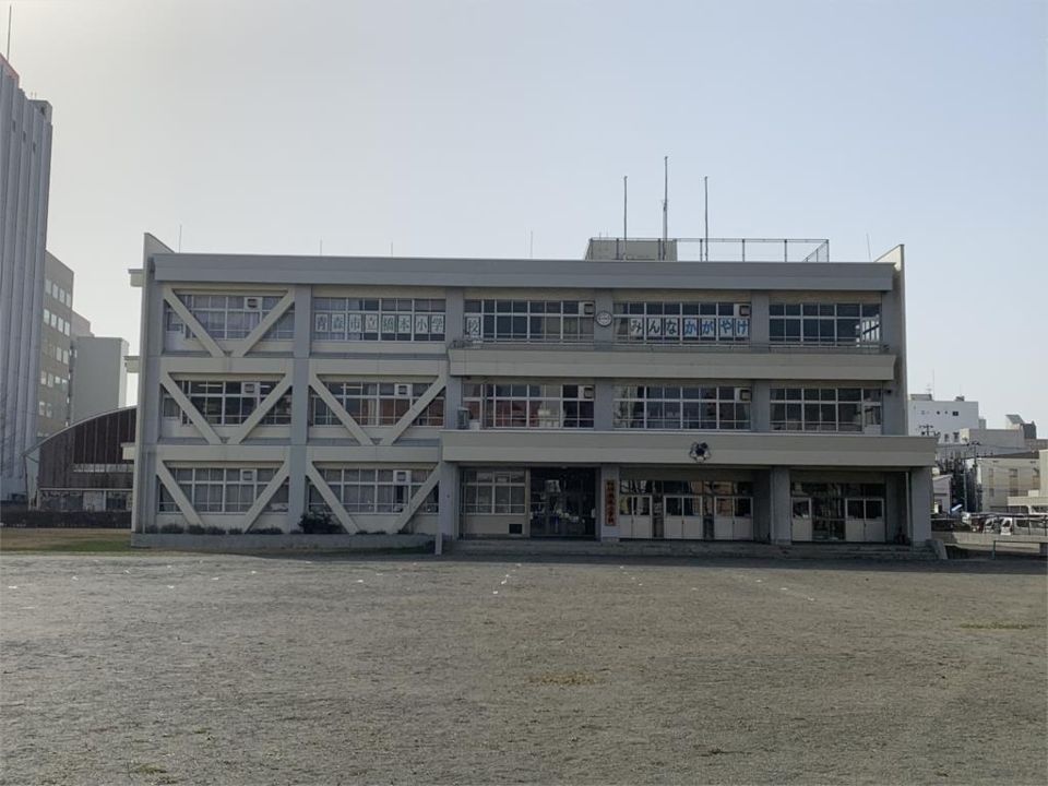 近くの青森市立橋本小学校まで858m(徒歩11分)