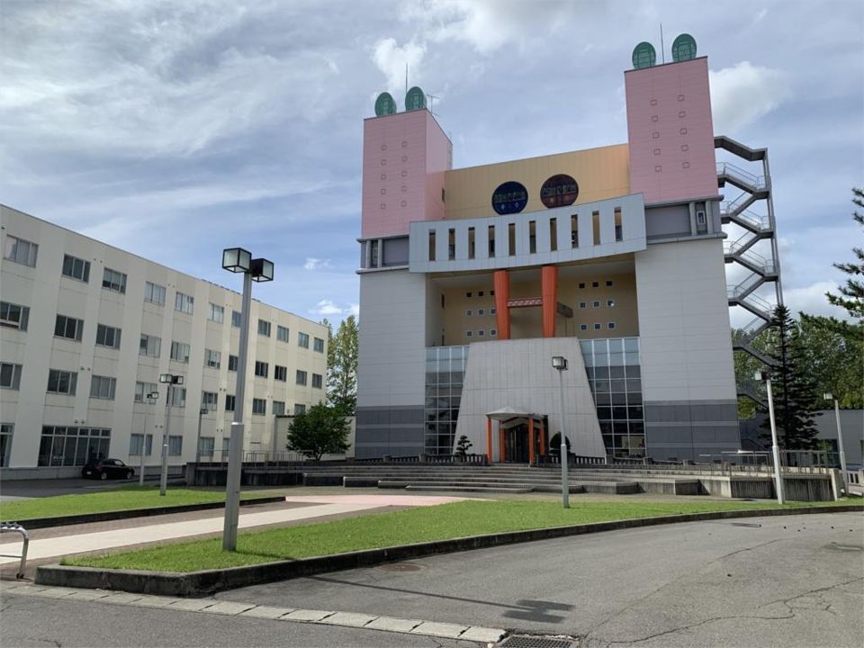 近くの私立青森中央学院大学まで925m（徒歩12分）