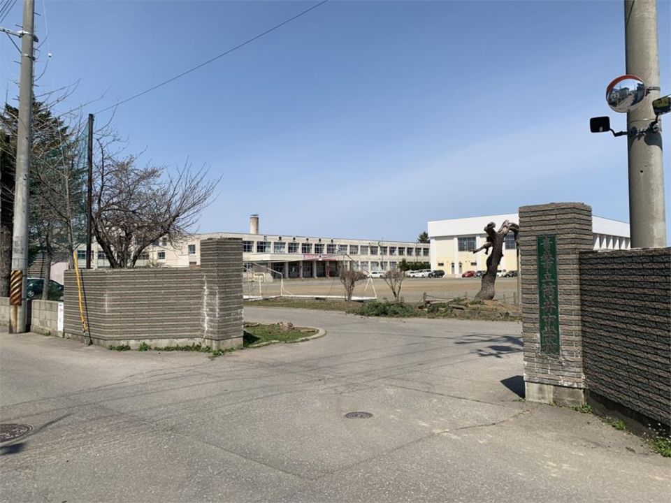 近くの青森市立筒井中学校まで910m(徒歩12分)