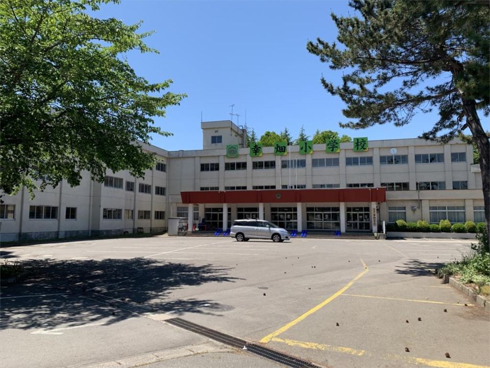 近くの青森市立幸畑小学校まで813m（徒歩11分）
