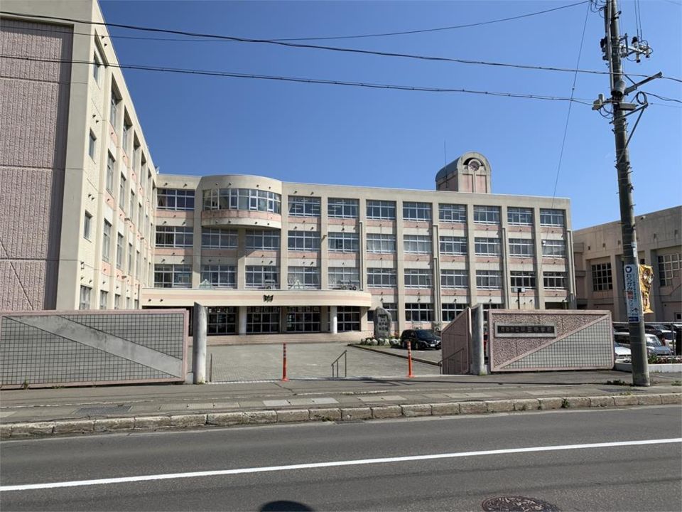 近くの青森市立甲田中学校まで1,190m(徒歩15分)