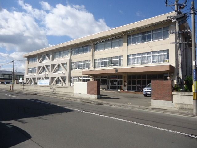 近くの青森市立沖館小学校まで921m(徒歩12分)
