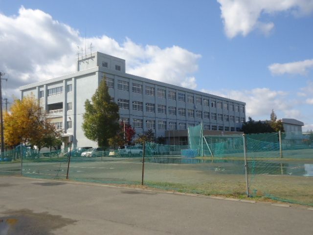 近くの青森市立沖館中学校まで481m(徒歩7分)
