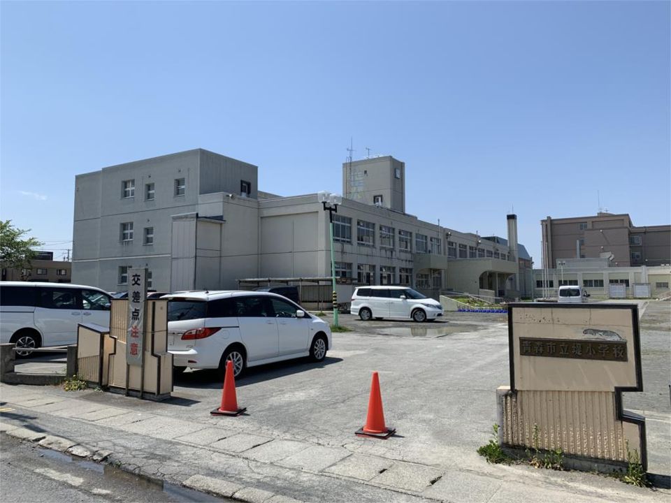 近くの青森市立堤小学校まで479m(徒歩6分)