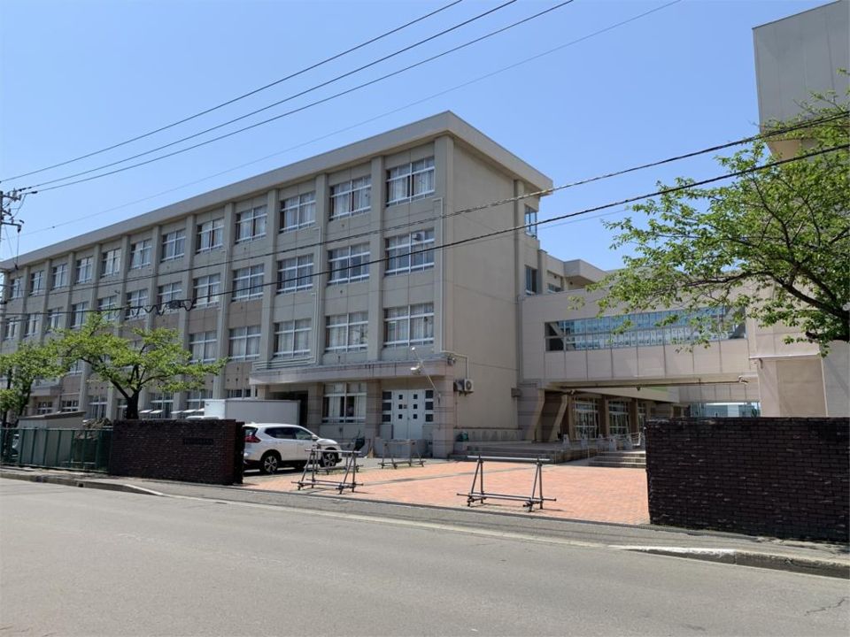近くの青森市立浦町中学校まで551m(徒歩7分)