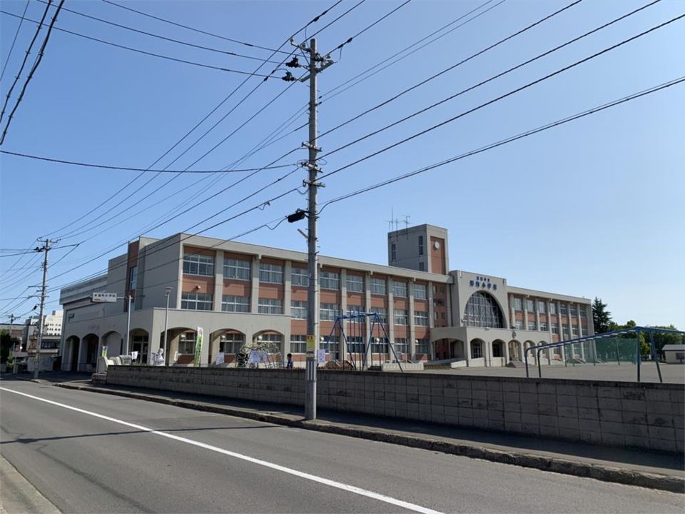 近くの青森市立浦町小学校まで199m(徒歩3分)