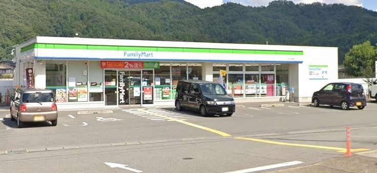 近くのファミリーマート 出石川原店まで568m（徒歩8分）