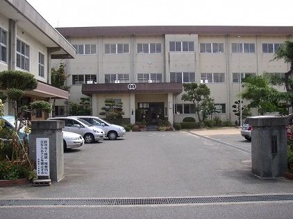 近くの豊岡市立田鶴野小学校まで643m(徒歩9分)