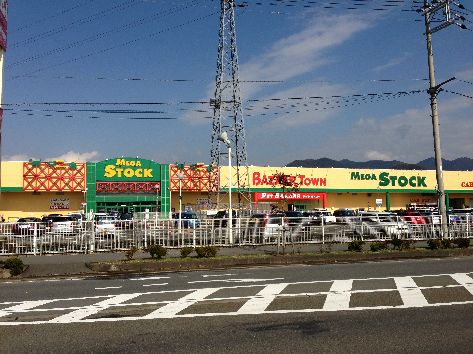 近くのストック豊岡店まで1,147m（徒歩15分）