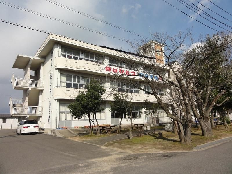 近くの豊岡市立八条小学校まで533m（徒歩7分）