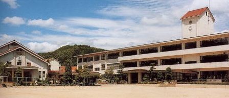 近くの日高小学校まで636m（徒歩8分）