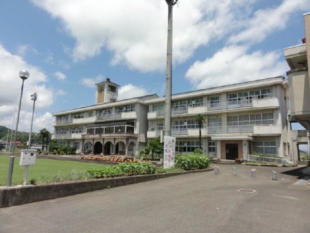 近くの豊岡市立中筋小学校まで2,129m(徒歩27分)