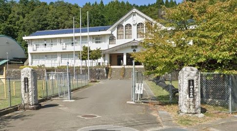 近くの豊岡市立神美小学校まで1,336m（徒歩17分）