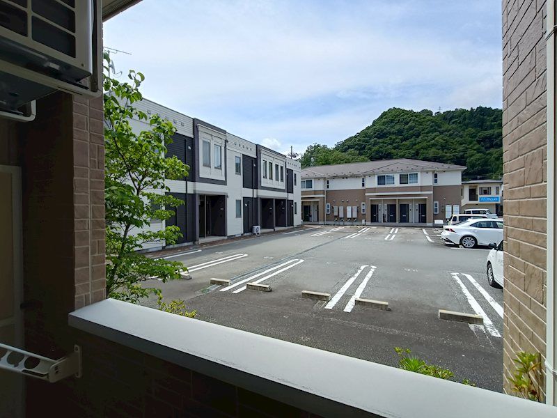 近くの日高小学校まで263m（徒歩4分）