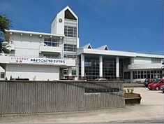 近くの豊岡市立府中小学校まで1,999m（徒歩25分）