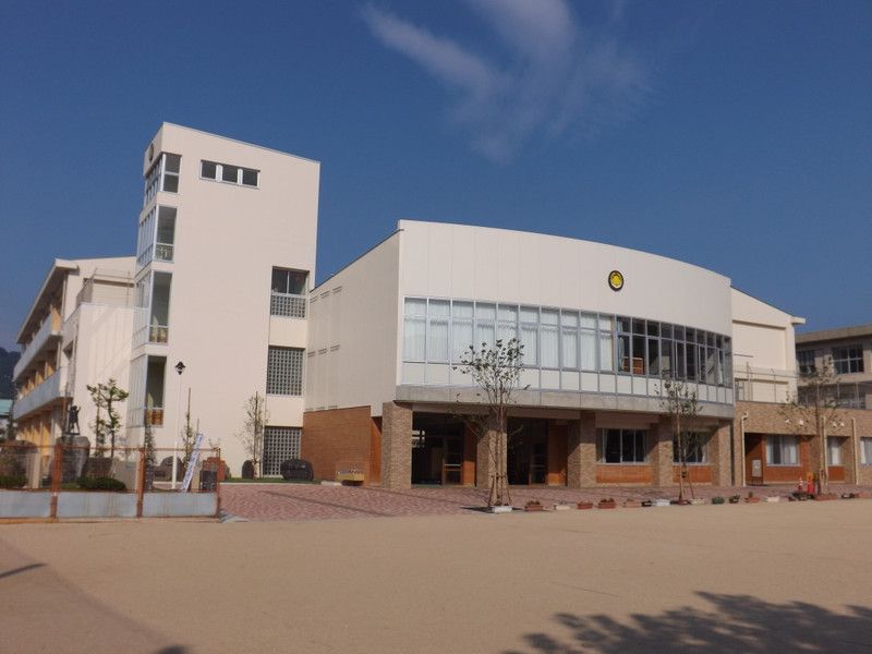 近くの香美町立香住小学校まで375m（徒歩5分）