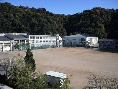 近くの香美町立香住第一中学校まで708m（徒歩9分）