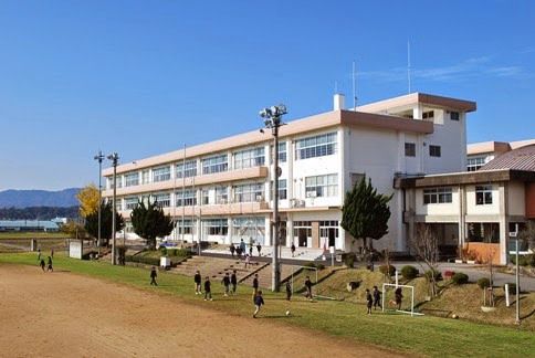 近くの豊岡市立新田小学校まで1,930m（徒歩25分）