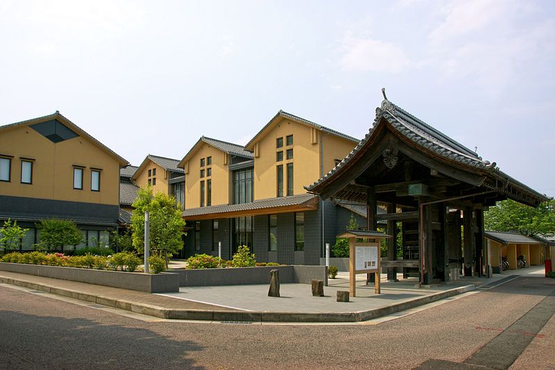 近くの豊岡市立図書館まで568m（徒歩8分）
