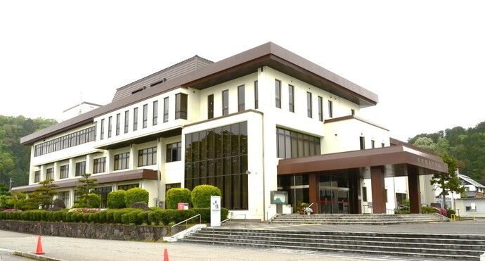 近くの豊岡市役所日高庁舎まで1,925m（徒歩25分）