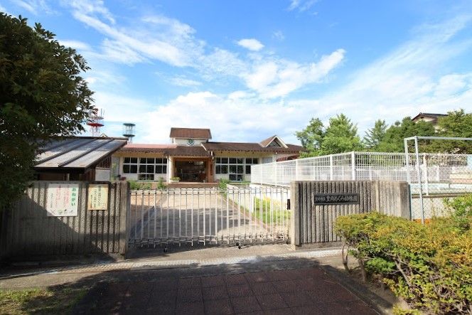 近くの豊岡市立豊岡めぐみ幼稚園まで564m（徒歩8分）