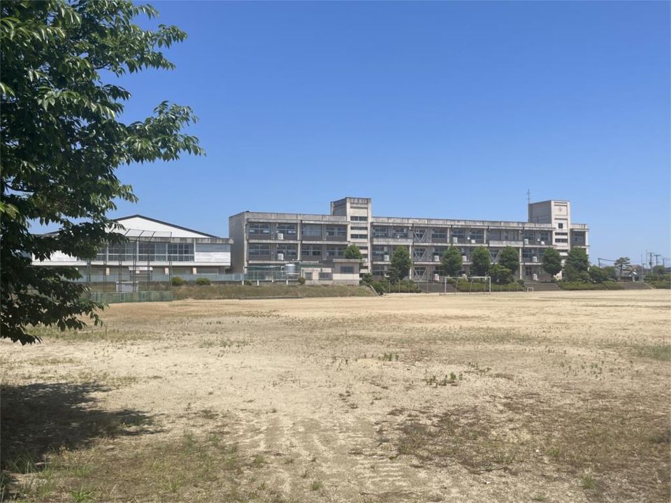 近くの福島市立平野中学校まで997m（徒歩13分）