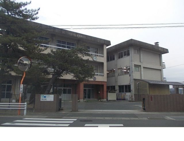 近くの福島市立大森小学校まで1,700m(徒歩22分)