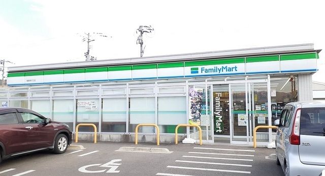 近くのファミリーマート福島南沢又店まで400m（徒歩5分）