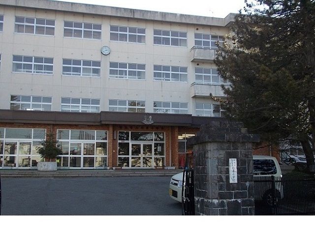 近くの福島市立杉妻小学校まで1,300m（徒歩17分）