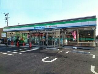 近くのファミリーマートAコープ湯野店まで50m（徒歩1分）